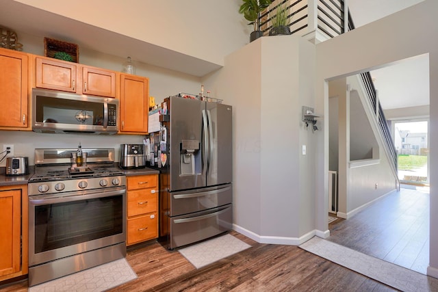 2655 Cross Creek Ave, Lancaster, OH 43130 - kitchen featuring baseboards, wood finished floors, dark countertops, and appliances with stainless steel finishes