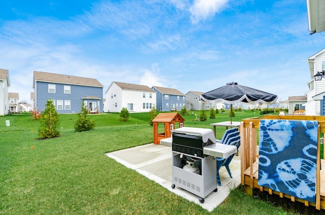 view of yard featuring a residential view