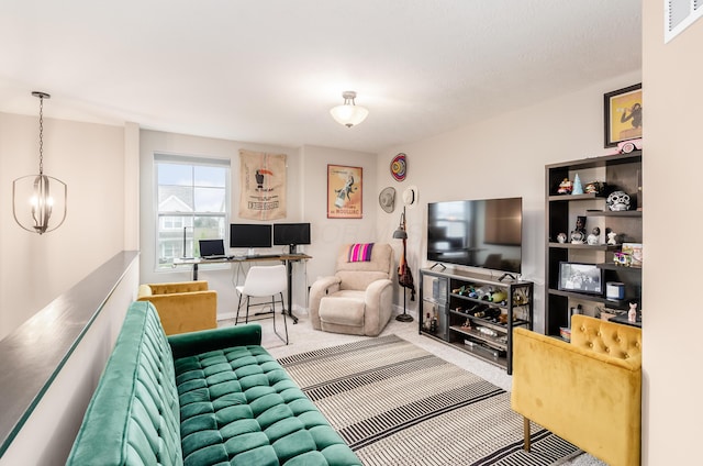 living area featuring an inviting chandelier, visible vents, and carpet floors