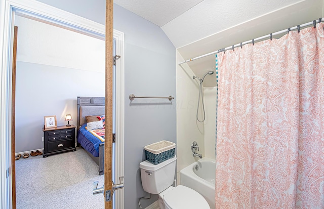 ensuite bathroom featuring shower / tub combo, toilet, ensuite bathroom, and lofted ceiling