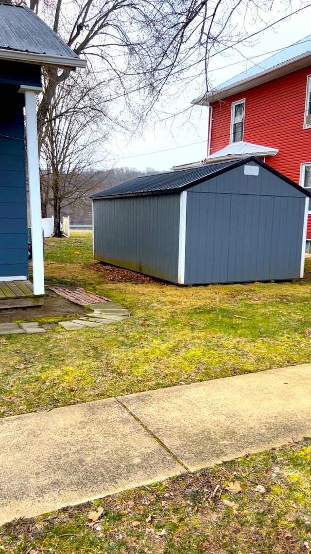 view of yard with an outbuilding