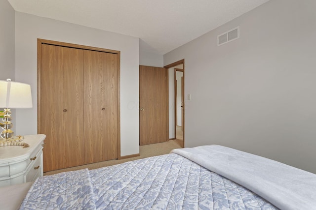 1581 Ringfield Dr, Galloway, OH 43119 - carpeted bedroom with a closet, baseboards, and visible vents