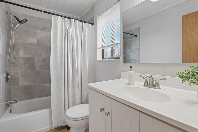 1581 Ringfield Dr, Galloway, OH 43119 - bathroom featuring shower / tub combo with curtain, vanity, and toilet