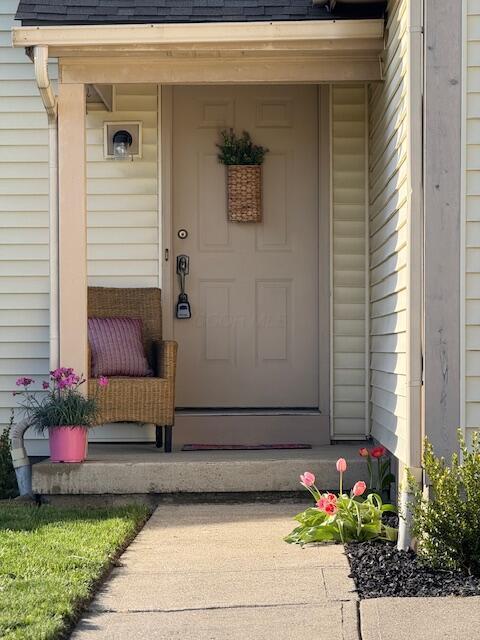 1581 Ringfield Dr, Galloway, OH 43119 - view of exterior entry featuring a shingled roof
