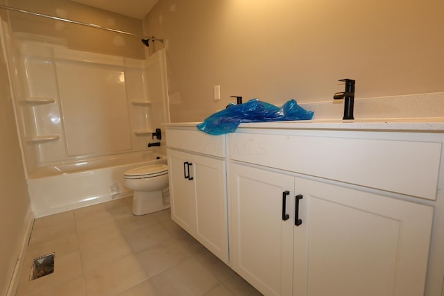 697 Clark Dr, Reynoldsburg, OH 43068 - full bath featuring toilet, vanity, shower / bathtub combination, and tile patterned floors