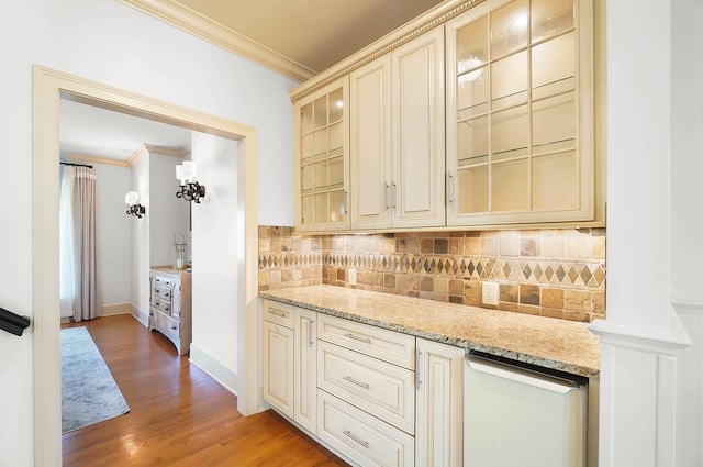 6795 Macneil Dr, Dublin, OH 43017 - kitchen featuring tasteful backsplash, light wood-style floors, crown molding, and cream cabinetry