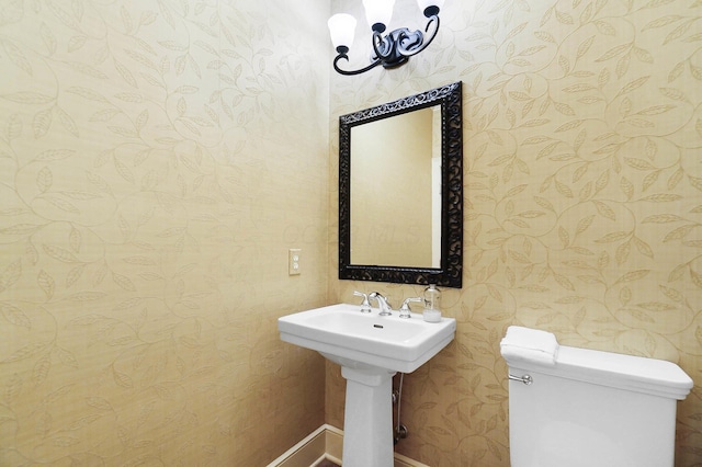 6795 Macneil Dr, Dublin, OH 43017 - bathroom featuring a sink, toilet, baseboards, and wallpapered walls