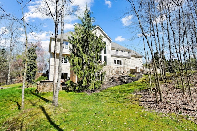 6795 Macneil Dr, Dublin, OH 43017 - back of property with a yard and a balcony