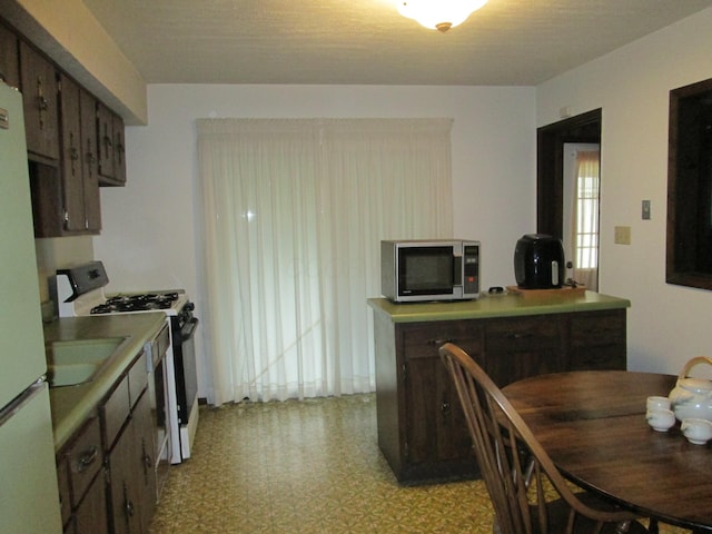 2991 Wessex Ct, Columbus, OH 43232 - photo 4