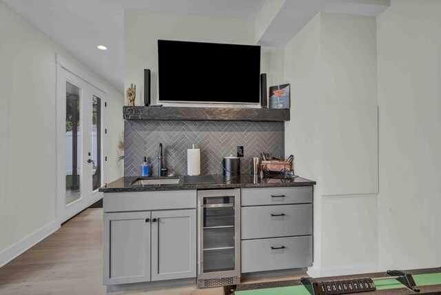 362-366 Zimpfer St Unit 1-3, Columbus, OH 43206 - indoor wet bar featuring wine cooler, backsplash, baseboards, light wood-style floors, and recessed lighting