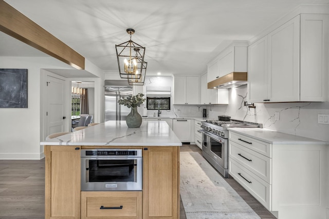 kitchen featuring decorative backsplash, white cabinets, a sink, dark wood-style flooring, and high quality appliances