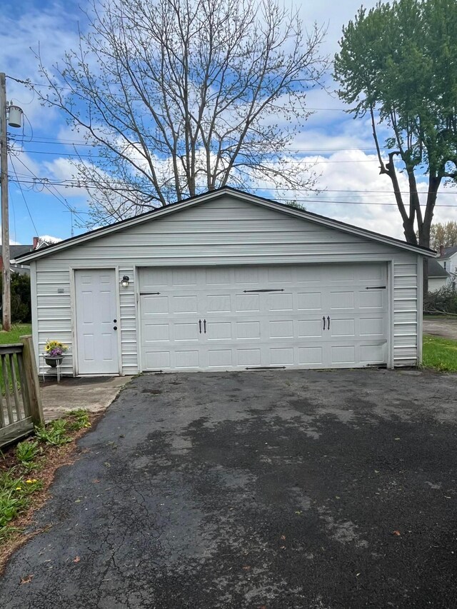 334 N High St, Caledonia, OH 43314 - view of detached garage
