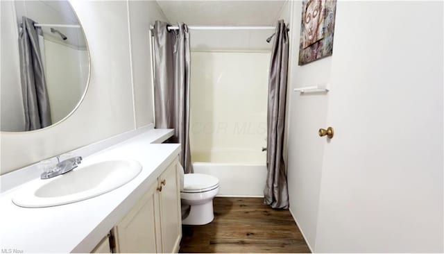 6243 Branch Cir, Zanesville, OH 43701 - full bath featuring shower / bathtub combination with curtain, vanity, toilet, and wood finished floors