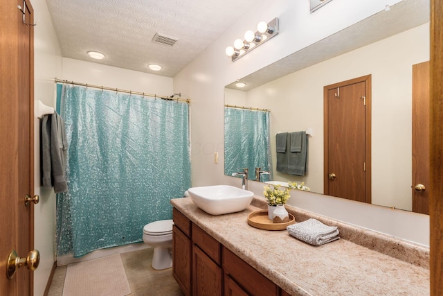 3073 Kola Way, Columbus, OH 43219 - bathroom with vanity, curtained shower, a textured ceiling, toilet, and visible vents