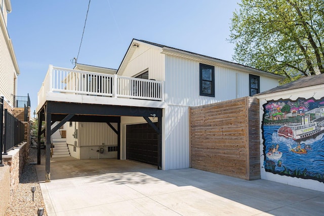 view of front of house with driveway and a garage