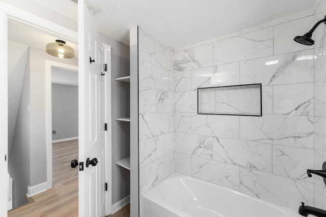 271 S Terrace Ave, Columbus, OH 43204 - full bath featuring wood finished floors, tub / shower combination, baseboards, and visible vents