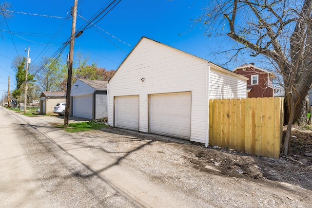 271 S Terrace Ave, Columbus, OH 43204 - detached garage with fence
