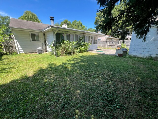 1054 S Hampton Rd, Columbus, OH 43227 - view of yard with cooling unit and fence