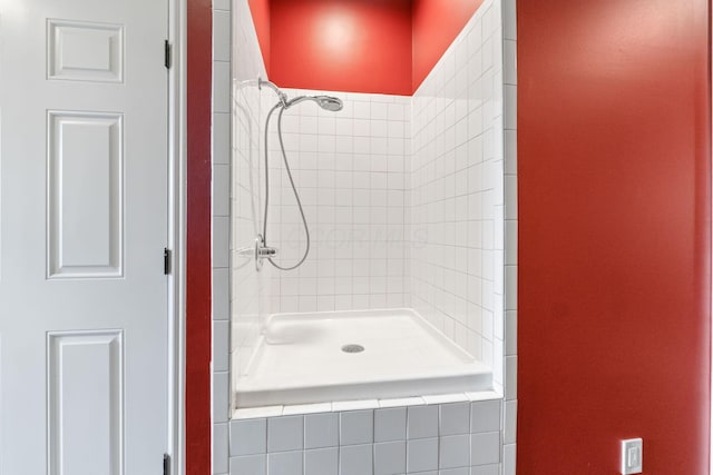 full bathroom featuring a tile shower
