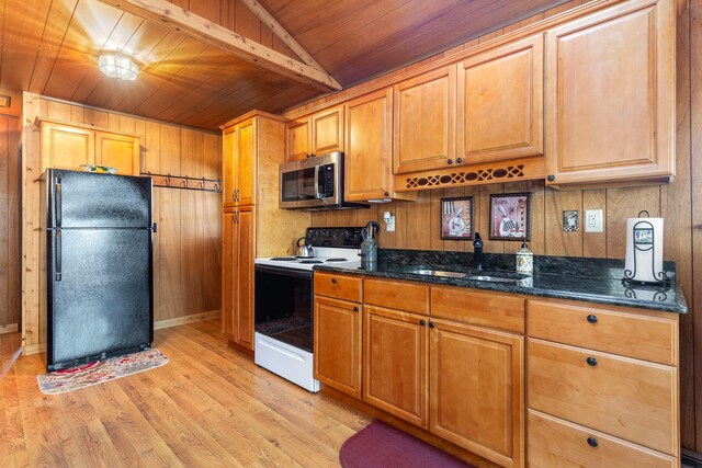 kitchen with wooden ceiling, a sink, freestanding refrigerator, stainless steel microwave, and electric range