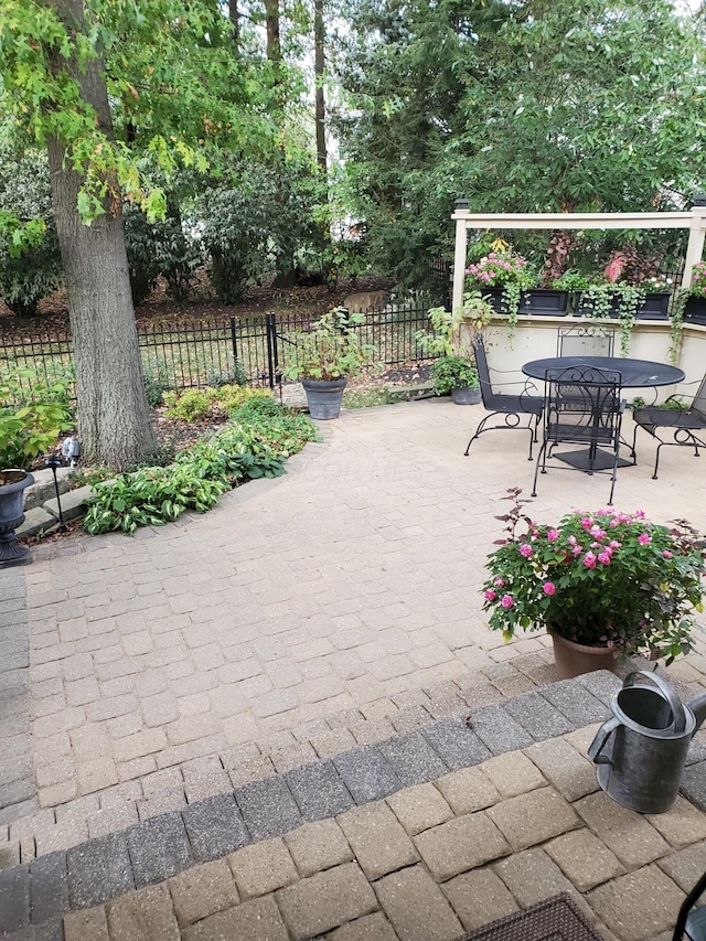 6690 Hermitage Dr, Westerville, OH 43082 - view of patio with outdoor dining area and fence