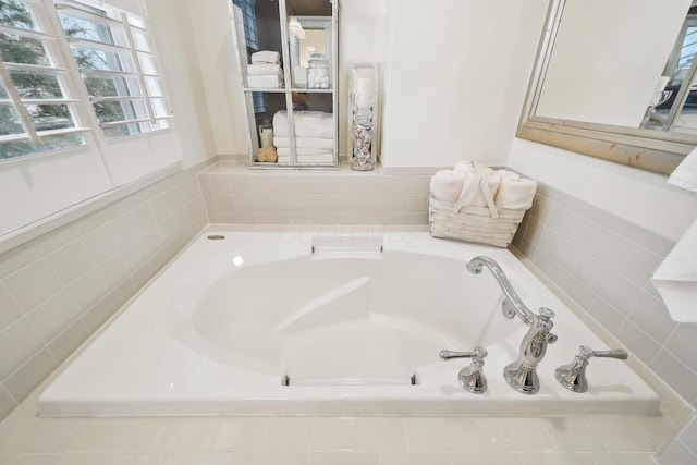 6690 Hermitage Dr, Westerville, OH 43082 - bathroom featuring a bath