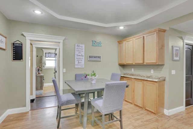 dining space featuring light wood-style floors, baseboards, and recessed lighting