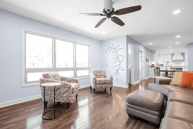 living area with recessed lighting, dark wood-type flooring, baseboards, and a ceiling fan