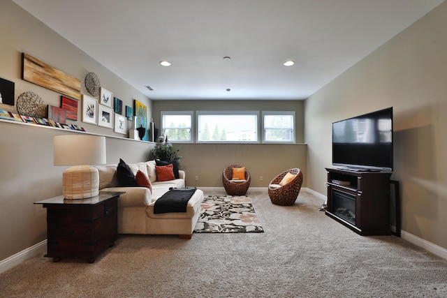 living area featuring recessed lighting, carpet flooring, and baseboards