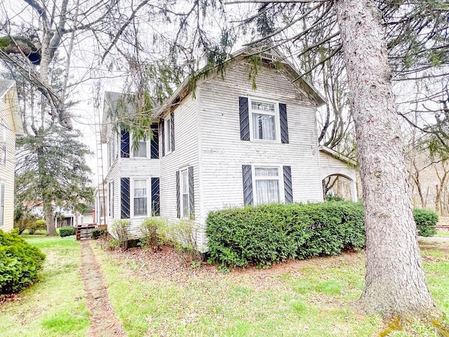 view of front of house featuring a front yard
