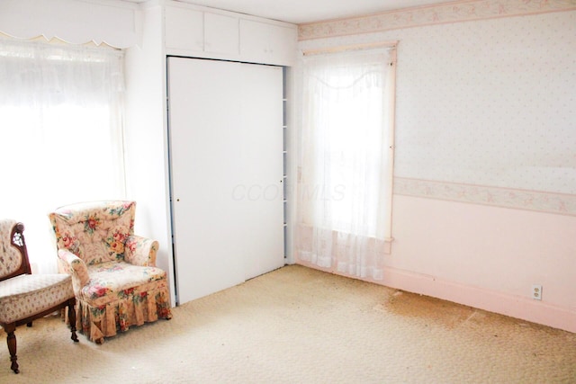 living area featuring carpet flooring and wallpapered walls