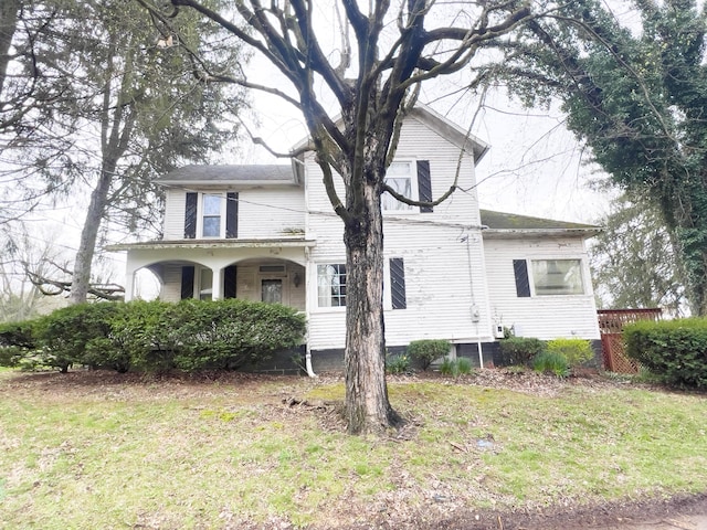 view of front facade featuring a front yard