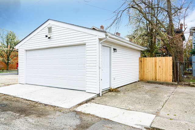 344 E Whittier St, Columbus, OH 43206 - detached garage featuring fence