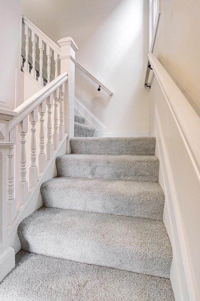 344 E Whittier St, Columbus, OH 43206 - view of staircase