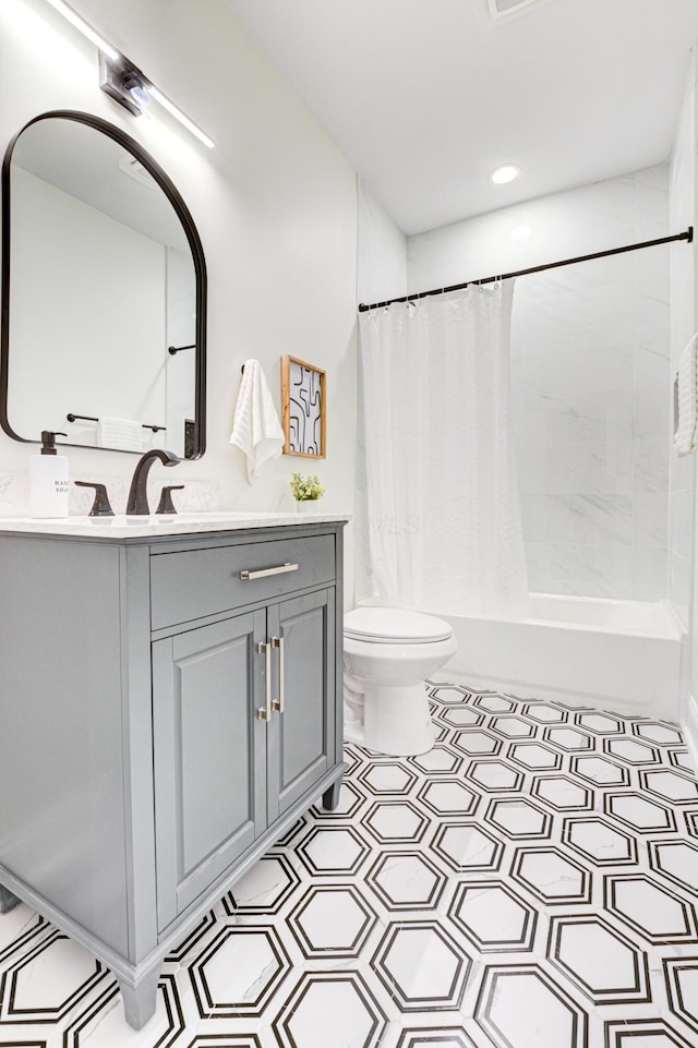 344 E Whittier St, Columbus, OH 43206 - full bath featuring tile patterned floors, shower / bathtub combination with curtain, toilet, and vanity