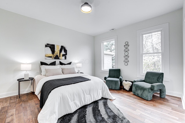 344 E Whittier St, Columbus, OH 43206 - bedroom with hardwood / wood-style floors, baseboards, and visible vents