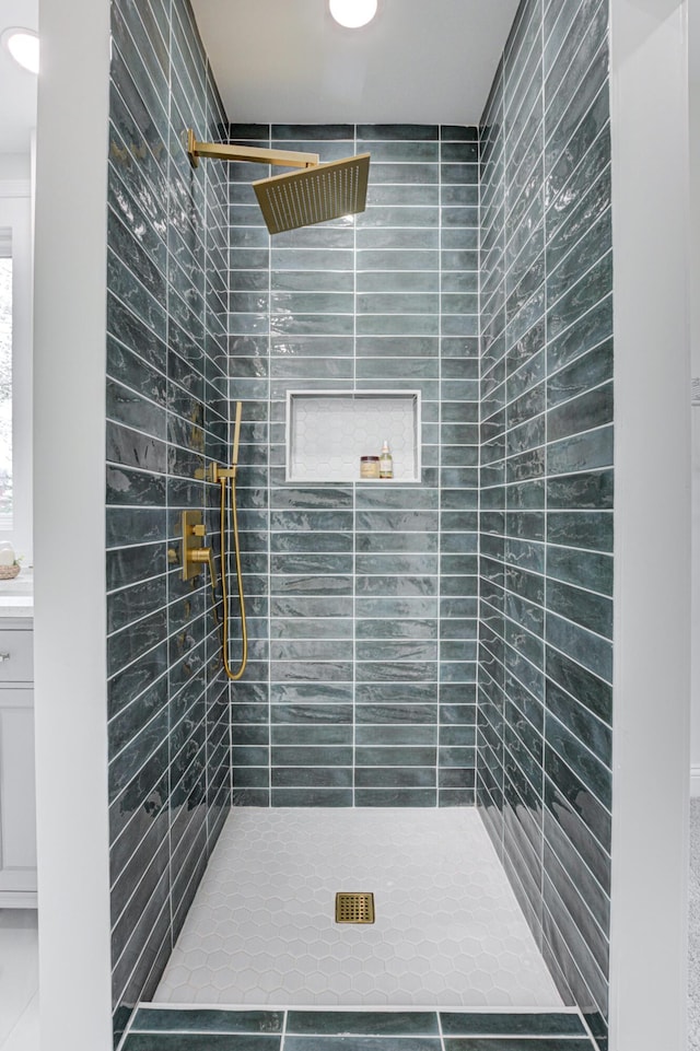 344 E Whittier St, Columbus, OH 43206 - full bath with a tile shower