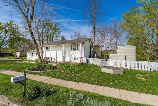 1706 Kinross Ln, Galloway, OH 43119 - view of front of property featuring fence and a front lawn