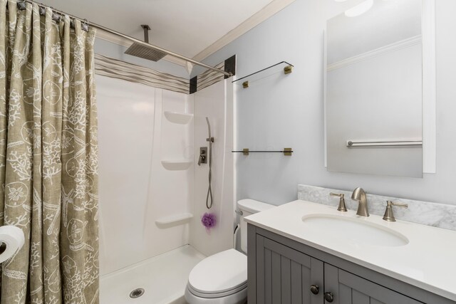 1706 Kinross Ln, Galloway, OH 43119 - full bathroom with toilet, a shower with curtain, vanity, and crown molding