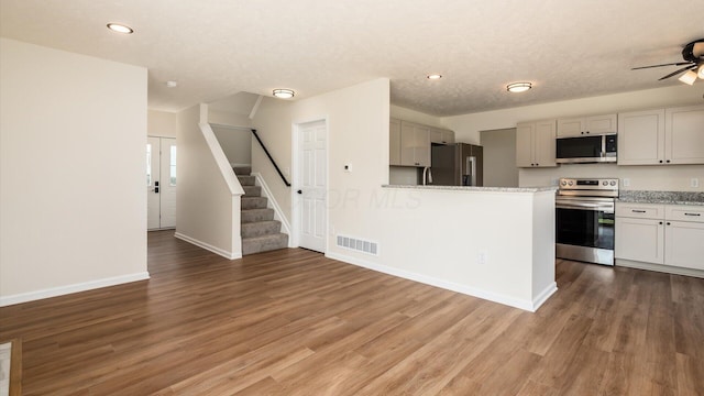500 Hemlock Pl, Newark, OH 43055 - kitchen featuring gray cabinets, stainless steel appliances, light wood-style flooring, baseboards, and visible vents