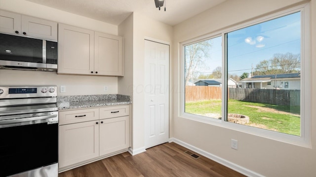 500 Hemlock Pl, Newark, OH 43055 - kitchen with stainless steel appliances, baseboards, a wealth of natural light, and dark wood-type flooring