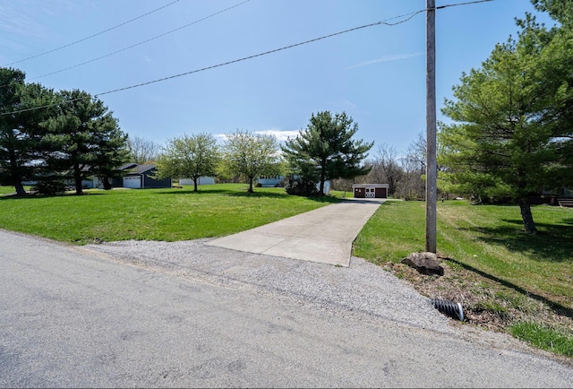 view of front of house featuring driveway and a front yard