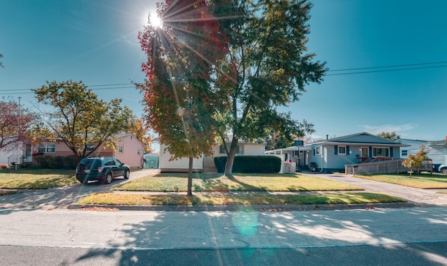 view of front facade with driveway and a front lawn