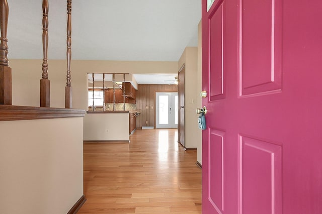 entrance foyer with light wood-style flooring, baseboards, and a ceiling fan