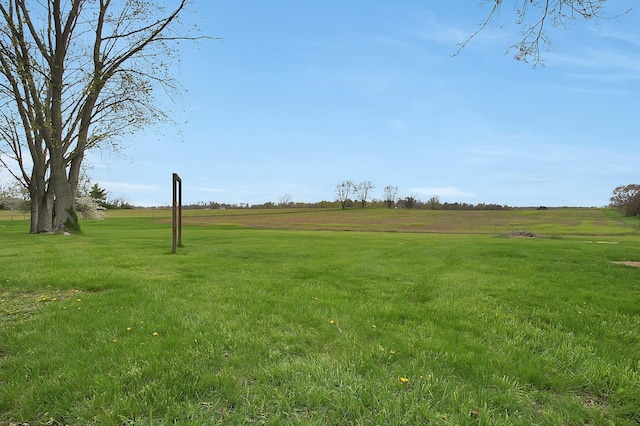 view of yard featuring a rural view