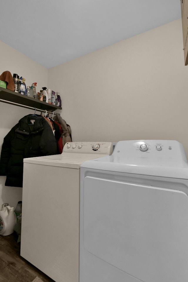 191 Craig Dr, Thornville, OH 43076 - laundry area with wood finished floors, separate washer and dryer, and laundry area