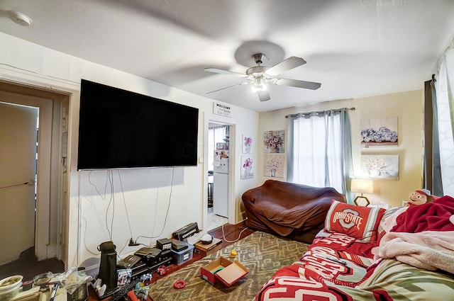 1287 E 19th Ave, Columbus, OH 43211 - living area with a ceiling fan