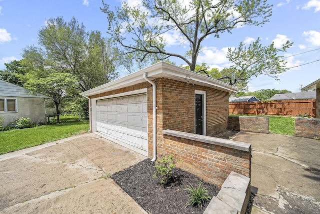 2960 Berwick Blvd, Columbus, OH 43209 - garage featuring fence