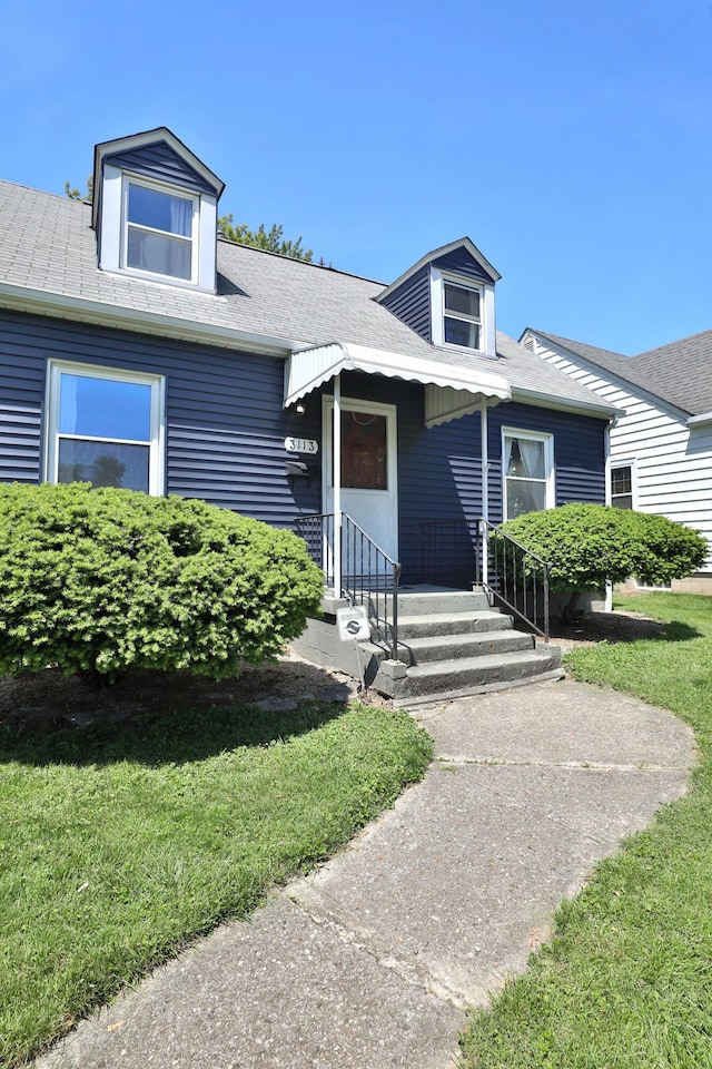3113 Oaklawn St, Columbus, OH 43224 - view of front of house featuring a front yard and entry steps
