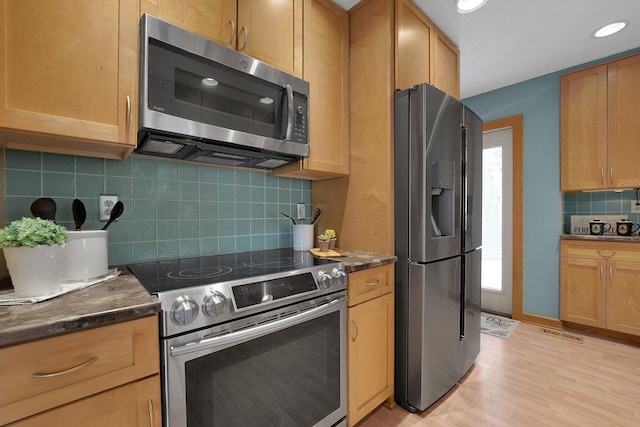 441 Gentlewind Dr, Westerville, OH 43081 - kitchen featuring light wood-style floors, stainless steel appliances, recessed lighting, tasteful backsplash, and visible vents